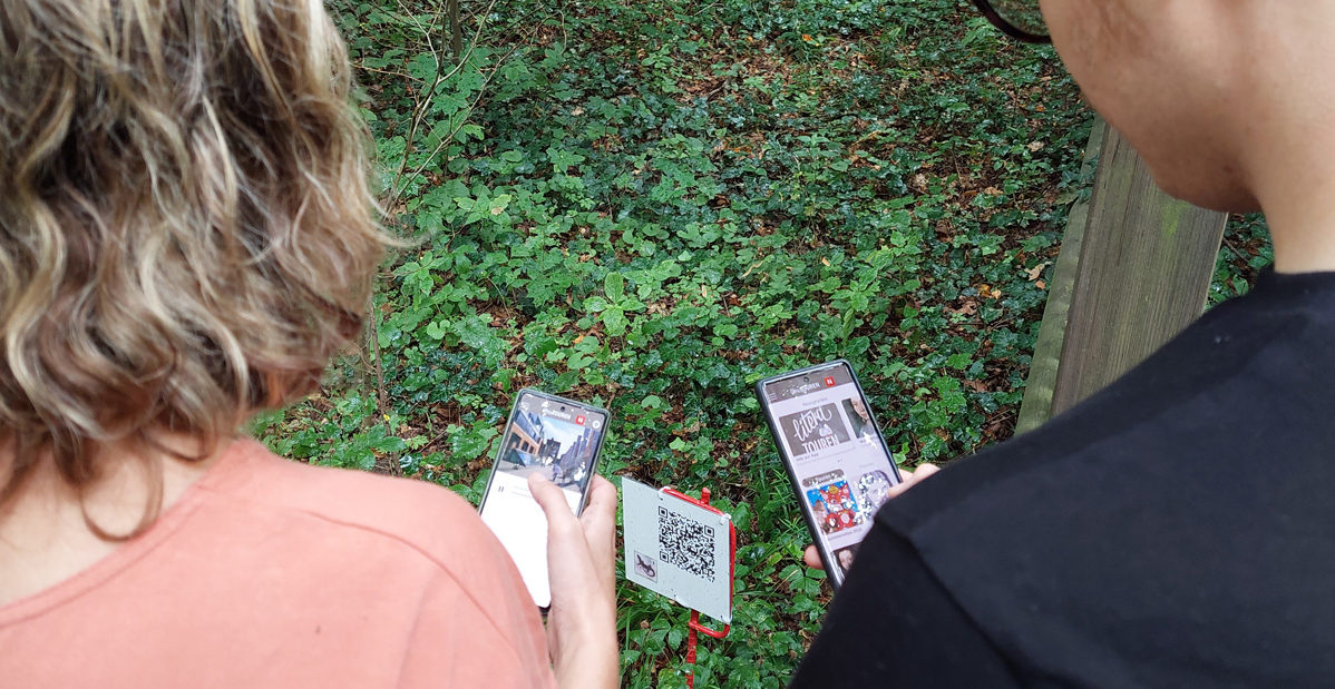 QR-Codes im Irrhain mit der App "LiteraTouren" scannen