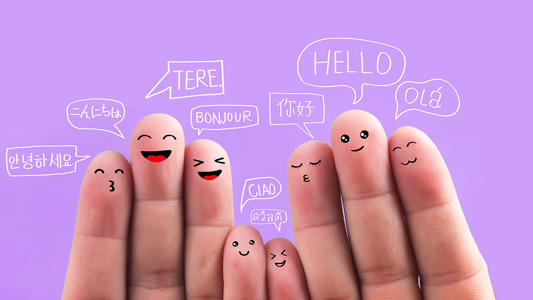 Finger, mit Gesichtern drauf. Darübe steht "Hallo" in unterschiedlichen Sprachen