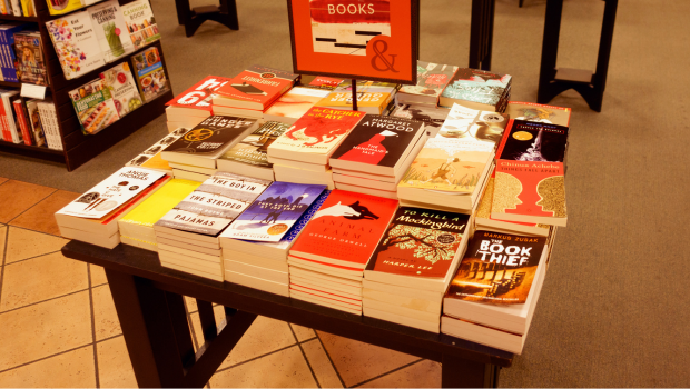 Büchertisch