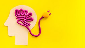 Kopf auf gelbem Hintergrund