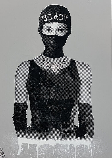 Öl auf LeinwandEin fraktales Pigmentgemälde, das Audrey Hepburn mit einer Sturmhaube zeigt.. Ein Sonnenuntergang über dem Meer in Ölfarben.