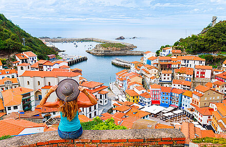 Frau, die auf Stadt blickt