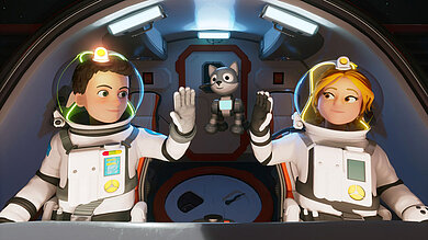 Die Teenager-Astronauten Stella und Tom sitzen in ihrem Raumschiff, haben ihre Hände erhoben zum Einklatschen. Zwischen ihnen schwebt die Katze Plutinchen (animiert).