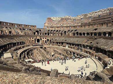 Das Bild zeigt das Colosseum in Rom. 