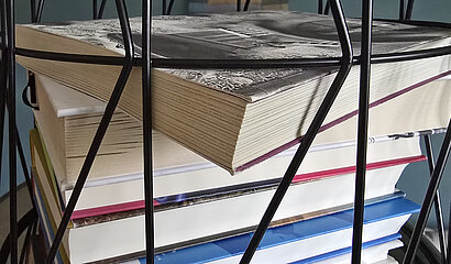 Bücher im Metalkorb