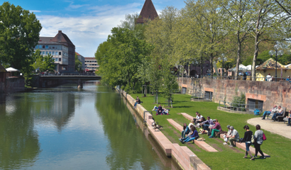 Pegnitz mit Menschen am Ufer