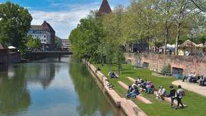 Pegnitz mit Menschen am Ufer