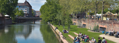 Pegnitz mit Menschen am Ufer