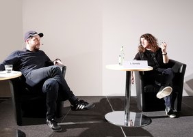 Lena Gorelik und Max Czollek bei einer Podiumsdiskussion