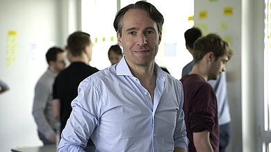 Scrum Master  Das Bild zeigt den Kursleiter Dr. York Rössler.