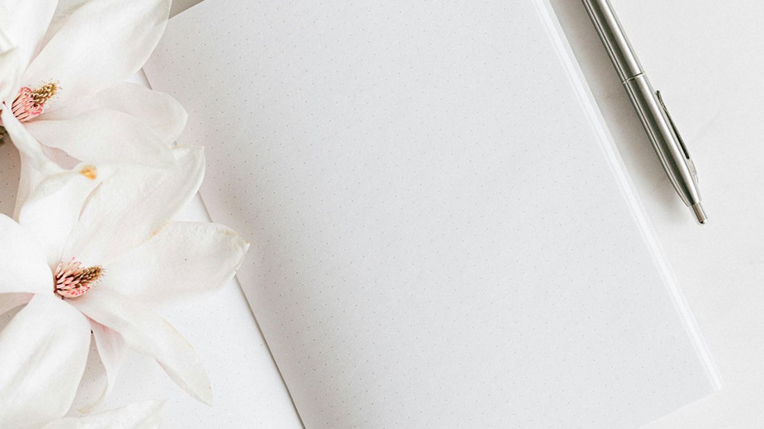 Notizblock mit Stift und Kirschblüten