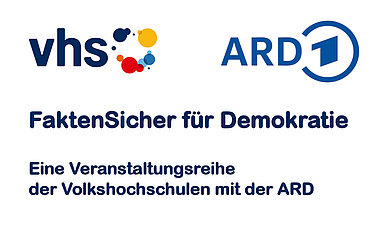 Logo der Volkshochschulen (vhs) und ARD1. Text: 'FaktenSicher für Demokratie. Eine Veranstaltungsreihe der Volkshochschulen mit der ARD.'