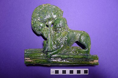 Foto der Löwenkachel aus der Lorenzkirche. 