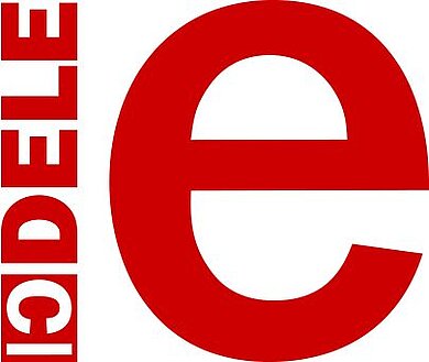 Rotes Logo der DELE Sprachenzertifikate Spanisch. Links neben dem kleinen Buchstaben E steht eine vertikale Säule mit der Beschriftung IC DELE