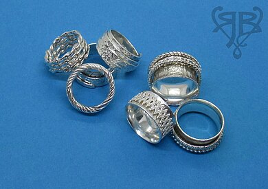 Verschiedene Silberringe in unterschiedlichen Varianten wie Wickelringe und Spielringe mit Spitze.