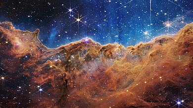 Eine James-Webb-Weltraum-Teleskop Aufnahme des Cosmic Cliff Carina-Nebula.
