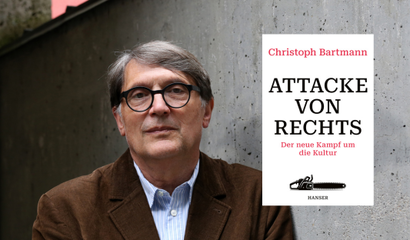 Christoph Barmann mit seinem Buch Attacke von rechts