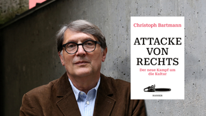 Christoph Barmann mit seinem Buch Attacke von rechts