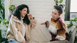 Zwei Frauen, die sich miteinander unterhalten