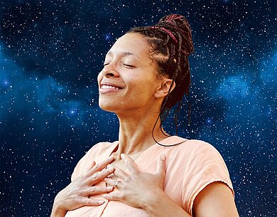 Portrait von Jennifer Utley vor dem Sternenhimmel im Planetarium.