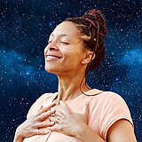 Portrait von Jennifer Utley vor dem Sternenhimmel im Planetarium.