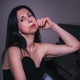 Die Künstlerin Sevi Salam sitzend am Klavier.