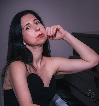 Die Künstlerin Sevi Salam sitzend am Klavier.