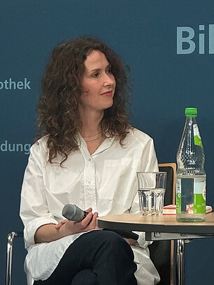 Autorin Katja Lewina bei einer Veranstaltung des BZ