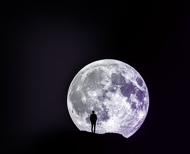 Farbaufnahme des Mondes vor schwarzem Hintergrund.