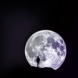 Farbaufnahme des Mondes vor schwarzem Hintergrund.