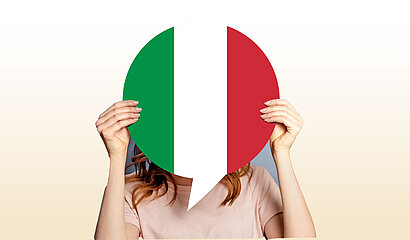 Person, die italienische Sprechblase in der Hand hält