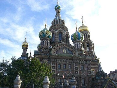Orthodoxe Kirche mit goldenen Zwiebeltürmen.