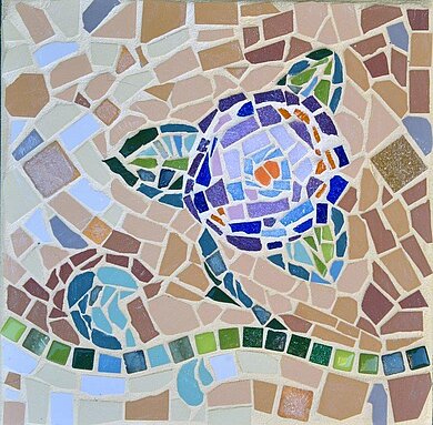 Bild eines Mosaiks, auf dem eine Blume mit Mosaikteilchen dargestellt wird.