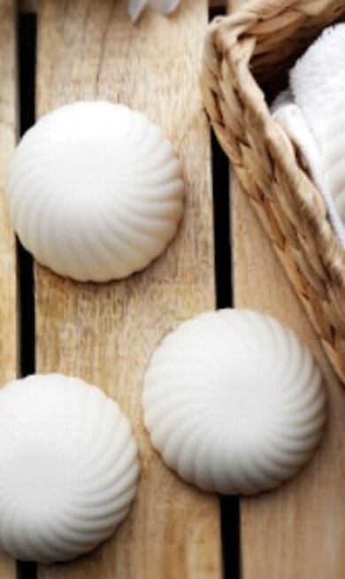 Drei weiße runde Seifen.