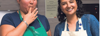 Zwei Frauen kochen mexikanisch. 