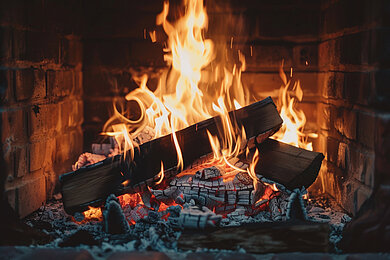 flammendes Feuer im Kamin