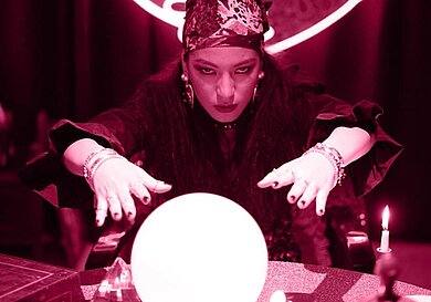 Foto einer Wahrsagerin mit Kristallkugel (animiert)