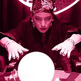 Foto einer Wahrsagerin mit Kristallkugel (animiert)