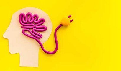 Kopf mit Schnur vor gelben Hintergrund