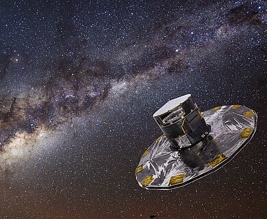 Im Vordergrund die Sonde der Raumfahrtmission Gaia und im Hintergrund die Milchstraße im Abendhimmel.