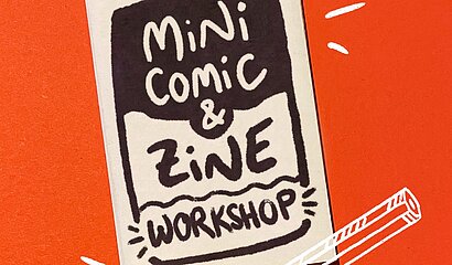 Roter Hintergrund mit einem Heft „Mini Comic & Zine Workshop“ und einer Bleistiftzeichnung daneben.