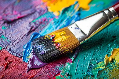 Bunte Acrylfarben mit Pinsel.