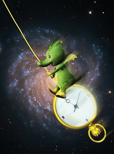 Der kleine grüne Drache Tabaluga schaukelt  auf einer  Taschenuhr (animiert).