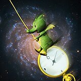Der kleine grüne Drache Tabaluga schaukelt  auf einer  Taschenuhr (animiert).