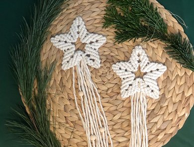 Weihnachtliche Fensterdeko - Makramee Sternschnuppe Weihnachtliche Fensterdeko - Makramee Sternschnuppe