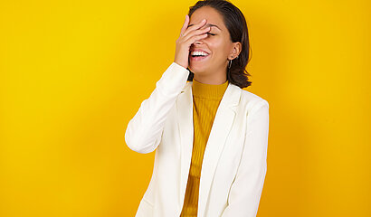 Frau im weißen Jacket vor gelbem Hintergrund