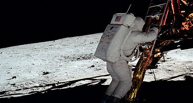 Neil Armstrong verlässt im Raumanzug die Mondlandefähre der Apollo 11.
