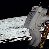 Neil Armstrong verlässt im Raumanzug die Mondlandefähre der Apollo 11.
