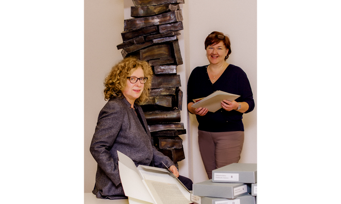 Bibliothekarinnen stellen kuriose Schätze vor