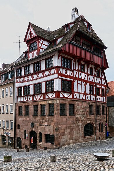 Fachwerkhaus in historische Stil. Es stellt das Wohnlhaus des Künstlers Albrecht Dürer da.